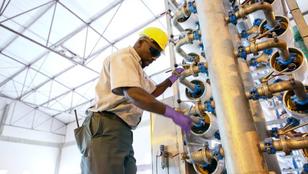 Un technicien réalise le dessalement d'eau de mer
