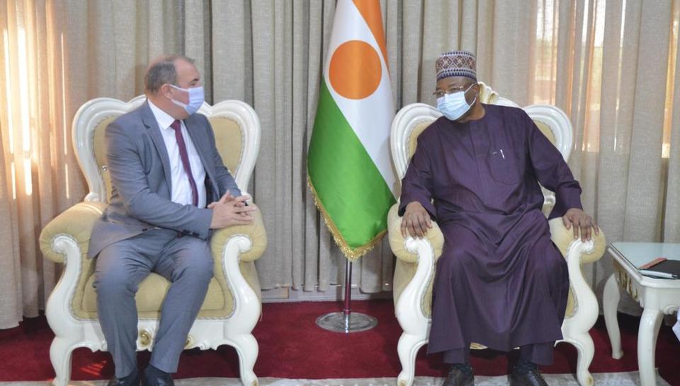 Philippe Bourdeaux aux côtés de SE M. Ouhoumoudou Mahamadou, premier ministre du Niger