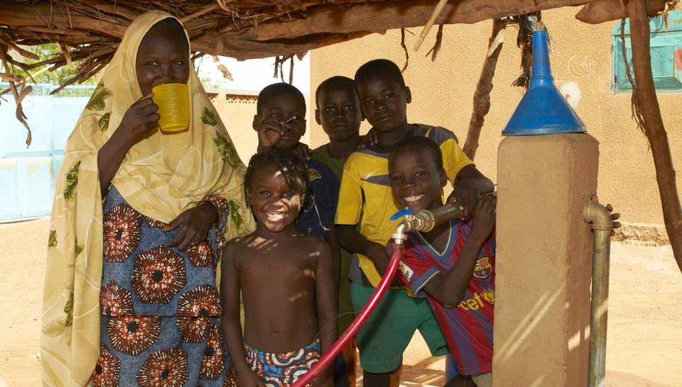 Enfant Niger Eau fontaine Famille en train de boire Enfant Niger Eau fontaine Famille en train de boire