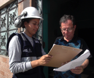 Salariée Veolia en discussion avec habitant du Pérou