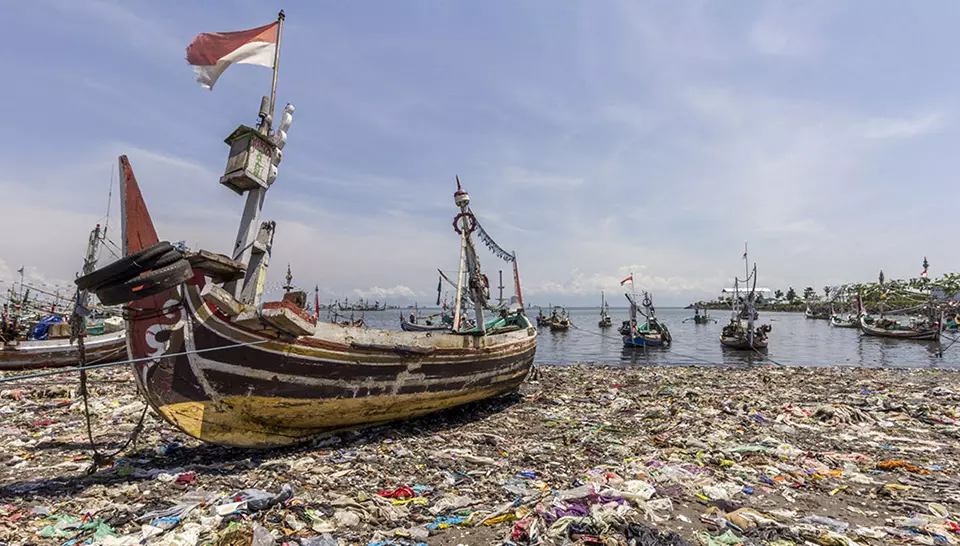 Plastique sur rivage