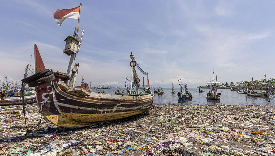 Plastique sur rivage