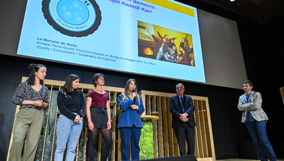  L'association Semeurs félicitée par Antoine Frérot lors du prix de la solidarité étudiante 2022