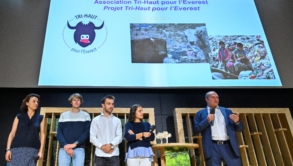 Thierry Vandevelde remet le Prix du jury lors de la cérémonie du prix del a solidarité étudiante