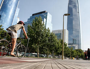 Neutralité carbone pour des villes plus durables : cycliste en milieu urbain