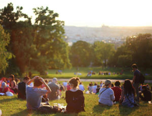 Barometer 2024, gathering of people sitting in the grass