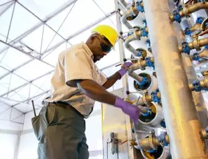 Un technicien réalise le dessalement d'eau de mer