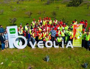 Collaborateurs de Veolia réunis dans un parc