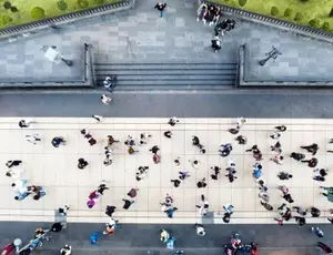 Vue aérienne de personnes dans la rue