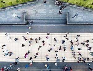 Vue aérienne de personnes dans la rue
