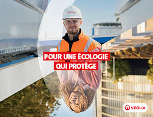 Un homme avec un casque sur la tête et une femme