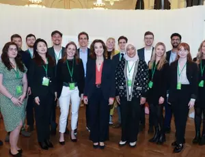 Estelle Brachlianoff, Directrice générale de Veolia avec les membres du conseil des générations futures