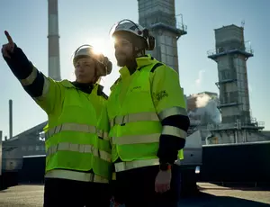 Deux employés Veolia regardent au loin