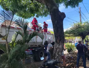 Camion de collecte des déchets Veolia déployé lors de la réponse d'urgence au séisme en Colombie.