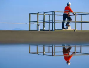 Technicien regardant un bassin d'eau potable, site Veolia