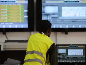 Technicien Veolia devant des écrans de controle