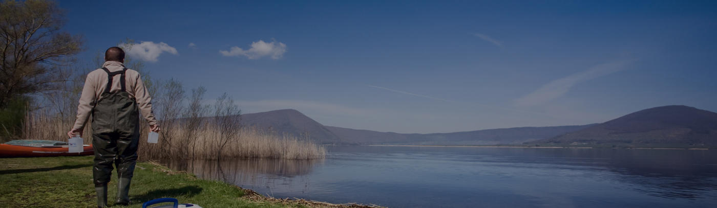 homme au bord d'un lac