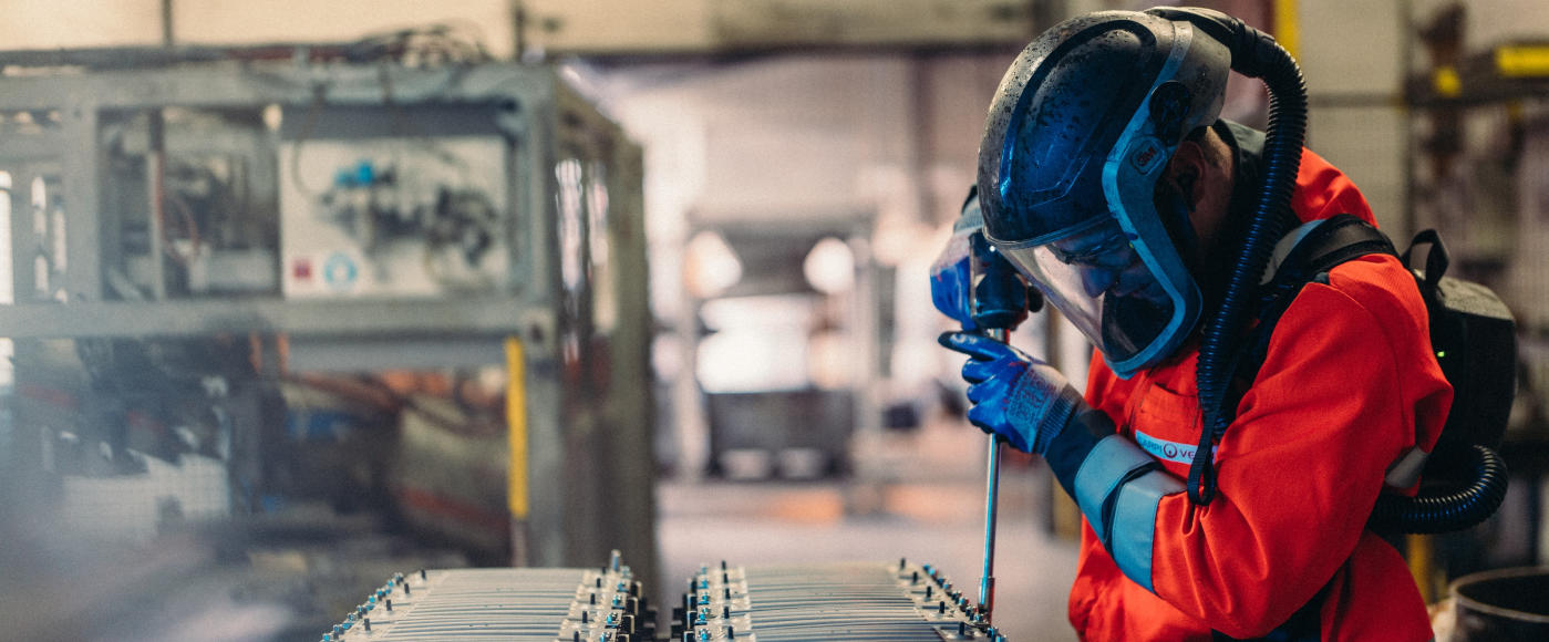 la sécurité au travail, homme qui porte un uniforme de travail