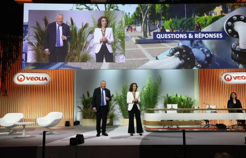 Estelle Brachlianoff sur scène durant l'assemblée générale 2025