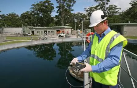 Technicien devant un bassin d'eau