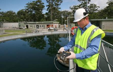 Technicien devant un bassin d'eau