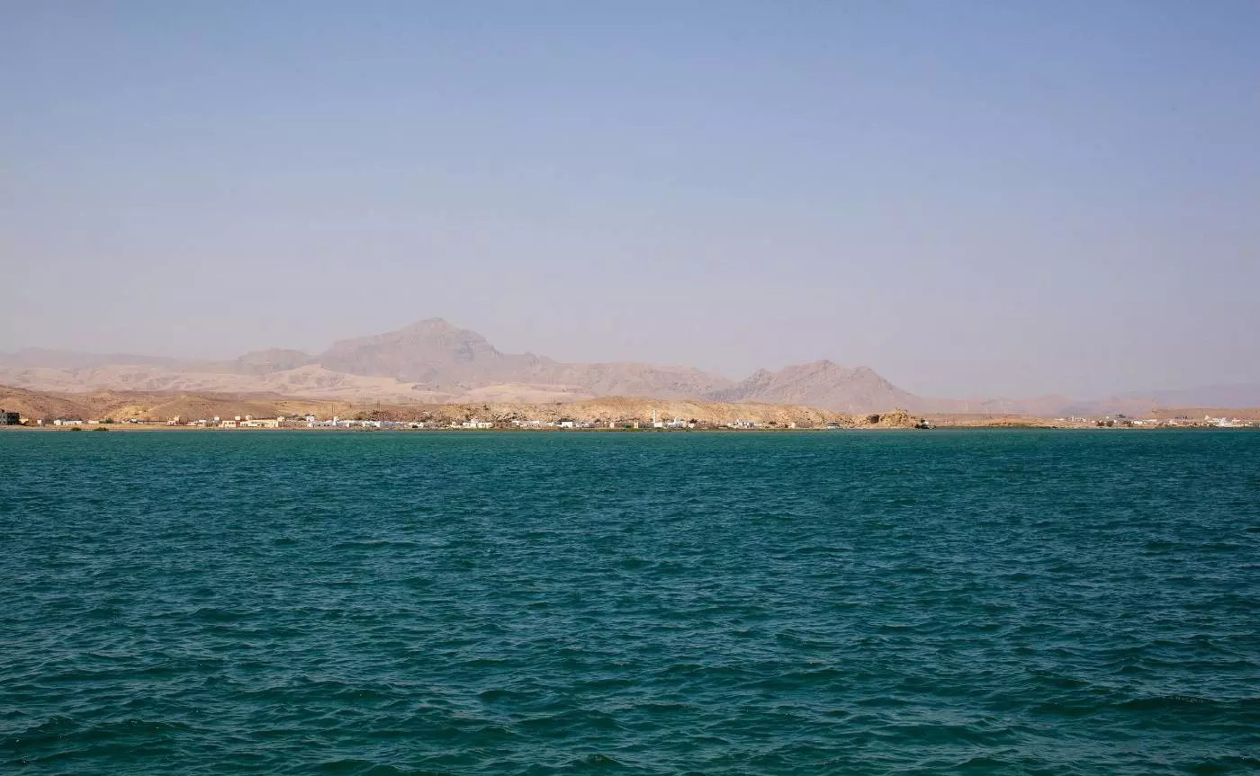 Vue du rivage depuis la mer à Oman