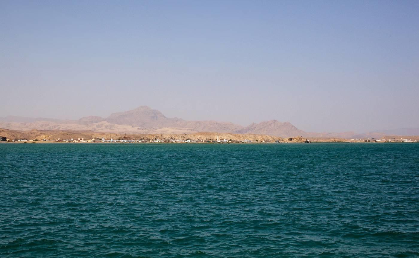 Vue du rivage depuis la mer à Oman