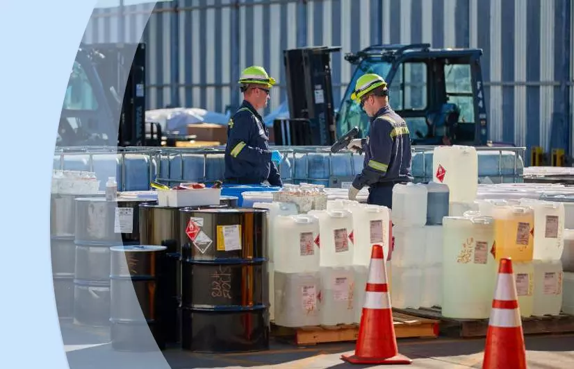 Collaborateurs Veolia dans un site de traitement de déchets dangereux