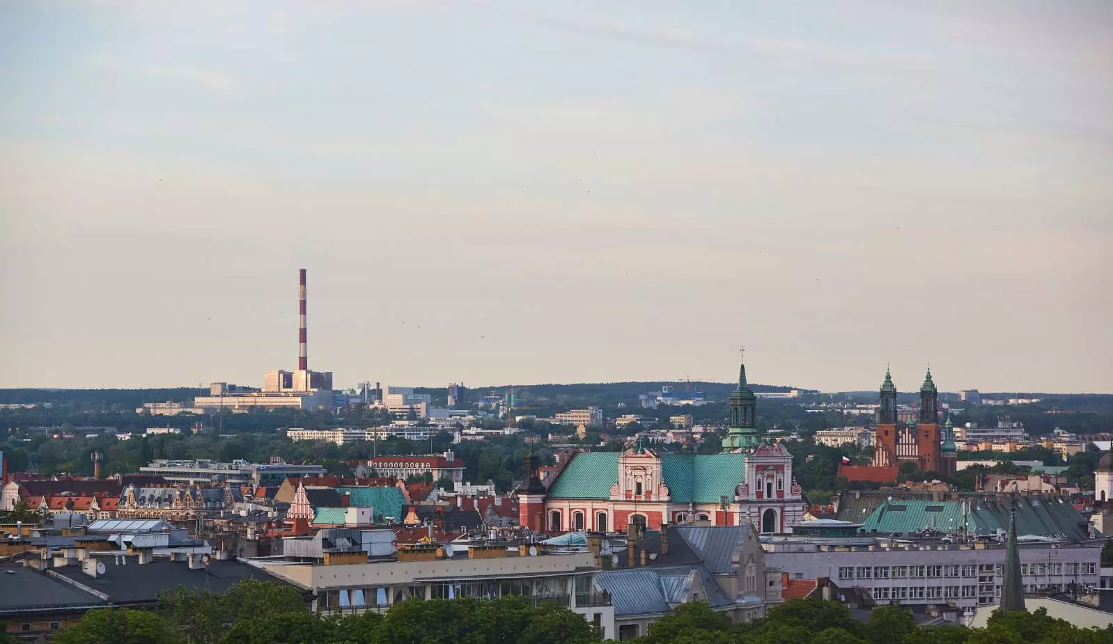 Ville avec au loin un site de chauffage urbain
