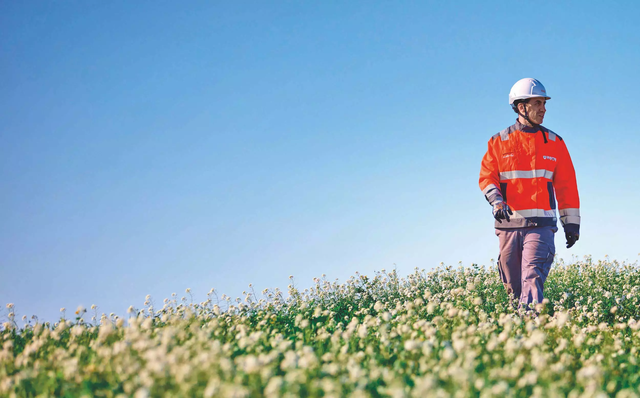 Employé Veolia dans un champs