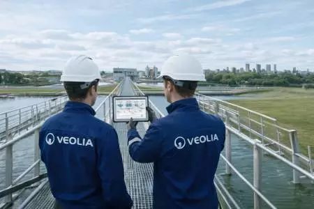 Techniciens Veolia regardant un tableau dans un site de traitement de l'eau