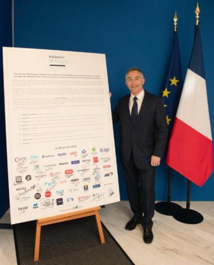 Helman Le Pas de Sécheval, Veolia’s General Counsel, next to the #StOpE charter signed on January 25 by Veolia.