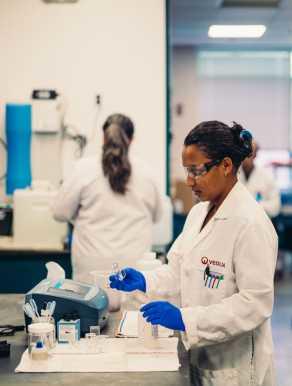 Laborantine qui fait des analyses