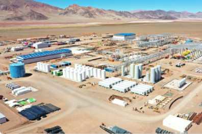Vues aérienne d'une usine d'extraction de lithium