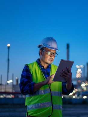 Homme debout lisant une tablette