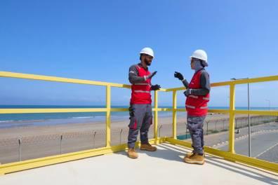 Deux collaborateur discutant dans l'usine de dessalement d'Oman
