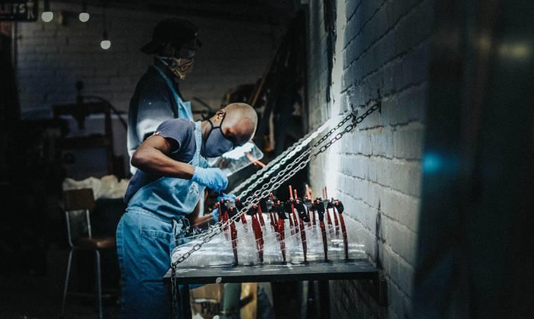 homme travaillant avec ses outils dans le tiers lieu le BAOBAB en Afrique du Sud