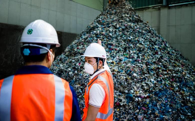 Preparation of solid recovery fuels by technicians (Yeoju Site)