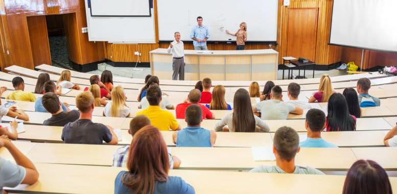 cours à l'amphithéâtre à l'université