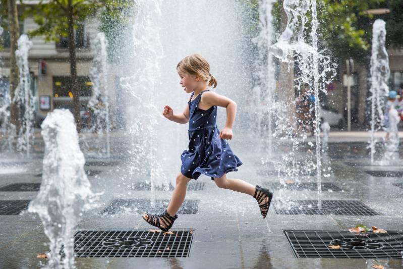 enfant sautant dans une flaque d'eau