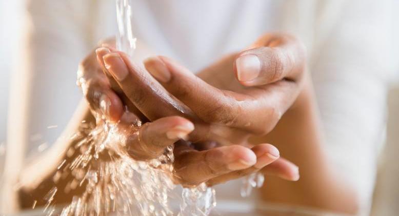 une femme se lave les mains