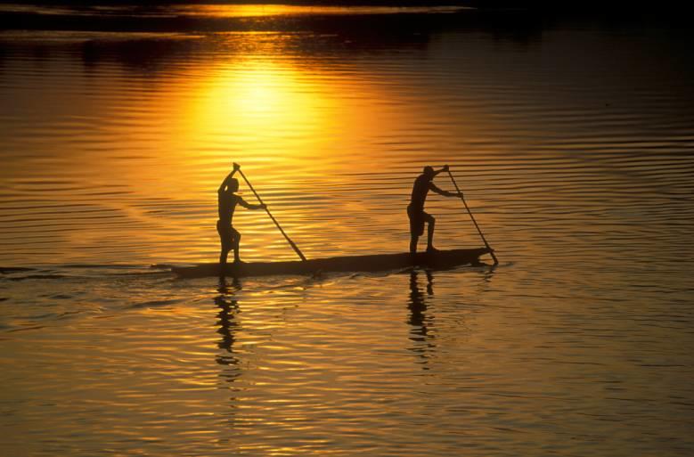 deux hommes sur une pirogue 