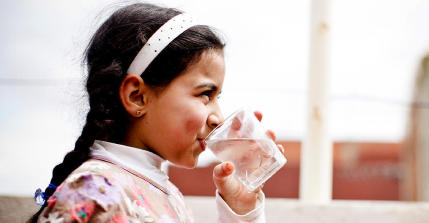 fille qui boit de l'eau