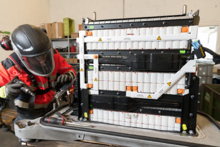 homme travaille sur des batteries électriques