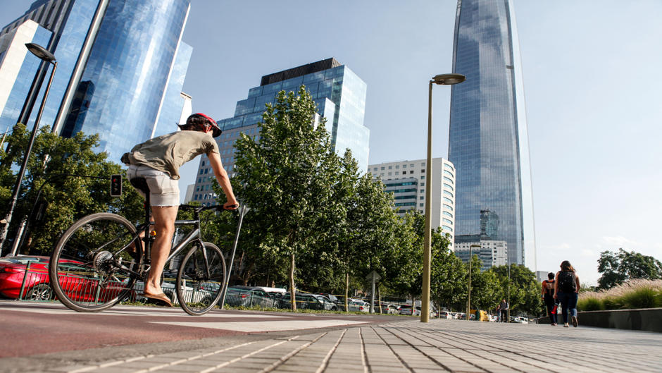 Neutralité carbone pour des villes plus durables : cycliste en milieu urbain