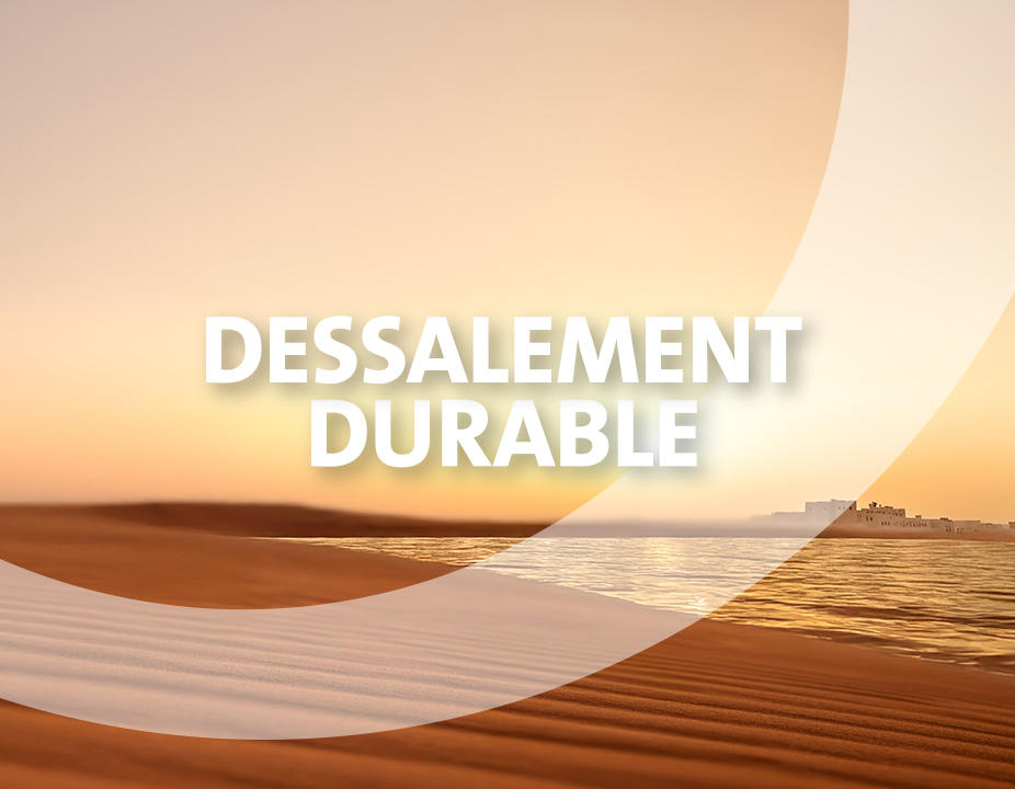 Coucher de soleil avec l'usine de dessalement d'Oman en arrière plan