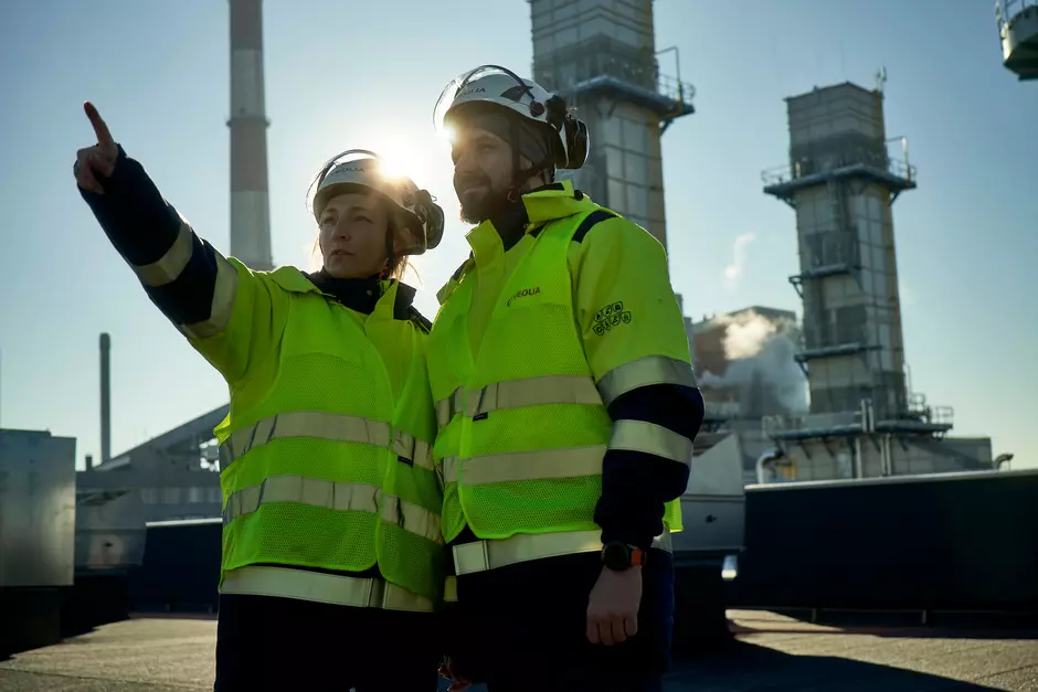 Deux employés Veolia regardent au loin