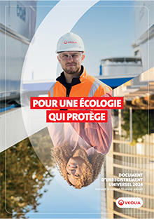 Un homme avec un casque de protection
