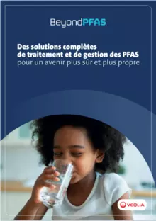 Couverture de brochure BeyondPFAS : fillette avec un verre d'eau
