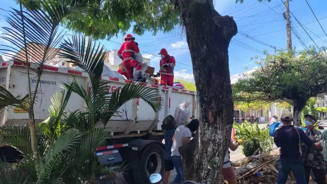Camion de collecte des déchets Veolia déployé lors de la réponse d'urgence au séisme en Colombie.